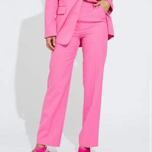 Säljer ett par rosa kostymbyxor ifrån bikbok🌸 Helt slutsålda på hemsidan!! Dom är i modellen ”jackie” och det är storlek 36. Köparen står för frakten! Säljer eftersom jag tycker att dom är lite tajt på mig😅. Använt vid ett tillfälle
