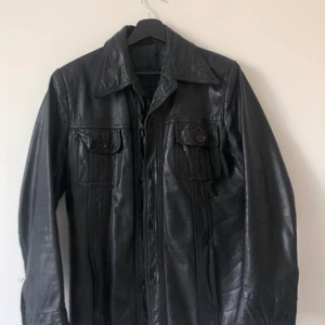 Läderjacka, svart - Svart äkta läderjacka. Saknar en knapp men lätt att sy på en ny. Stl M 