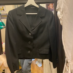 Croppad kavaj - Svart croppd kavaj, storlek står inte men passar mig som är 162,xs/s då är den lite oversized men skulle passa M också.