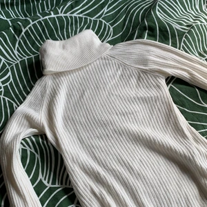 Vit turtleneck i bomull i storlek M  - En turtleneck tröja i storlek M som är rätt tight men skönt material! 