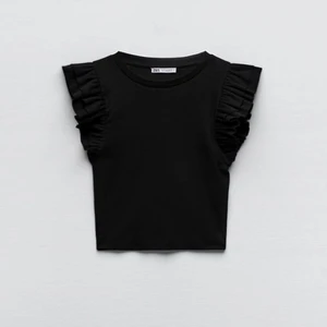 Svart volang topp zara - Säljer en helt ny svart super fin volang topp från Zara!!🖤 Säljer tyvärr pga den är för liten (i stel M) Snygg och passar till allt! Säljer för 120kr