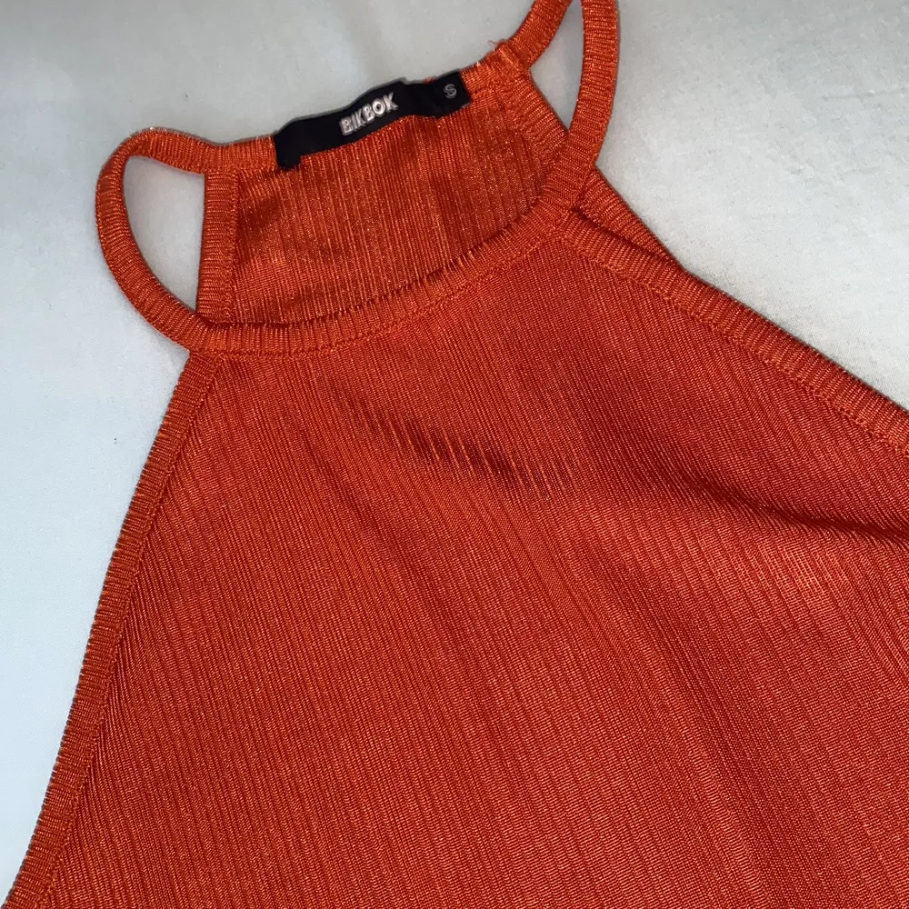 Super snyggt linne i orange färg i finaste materialet. Super somrig och snygg! Storlek s . Toppar.