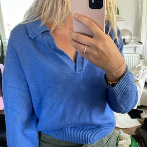 Zara tröja  - Stickad blå tröja från zara. Storlek m men passar även xs och s. Använd fåtal gånger, säljer för 120kr.