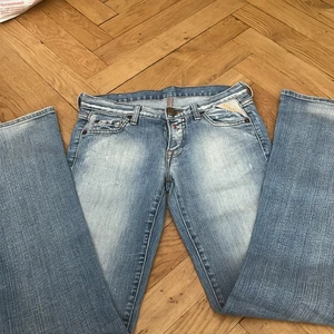 Replay jeans!! - Skit snygga bootcut jeans som tyvärr inta passar😫 de är nästan oanvända och i väldigt bra skick!! Köpta för 700
