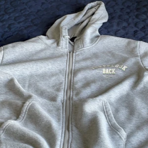 En grå dragskedjs tröja  - En gråa dragkedjs tröja i storlek S, den är i bra skick säljer den för den kommer inte till användning. 