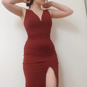 Vinröd cocktailklånning  - Vinröd cocktailklånning, köpt i USA. Aldrig använd. Passar bra på storlek 36 och 38. 