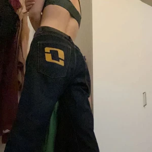 baggy jeans  - säljer pga det inte riktigt är min stil längre. Jag är 172 och de passar bra i längden på mig. Tror inte att de skulle passa på längre personer👍💗 JEANSEN ÄR INTE SÅLDA, ÄVEN OM DET STÅR DET SÅ OM NI ÄR INTRESSERADE HÖR AV ER!❤️