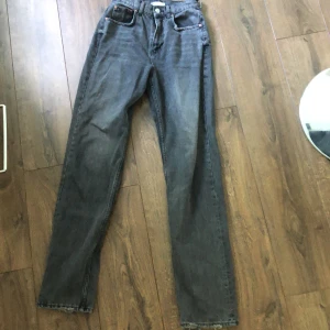 Gina tricot 90s high waist jeans tall - Storlek 34. Säljer dem pågrund utav att de är för små i midjan och därför endast testad. Köpte dem ny för 600kr. Jag är 172 och dom är lite för lång i benen för mig så passar en som är lite längre