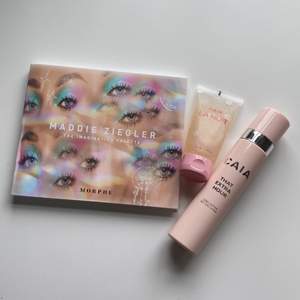 Det går bra att bara köpa en produkt eller alla! Skriv om du har några frågor! Båda produkterna från Caia cosmetics är helt oanvända! Paletten är swatchad men annars oanvänd. SETTING SPRAYEN OCH ÖGONSKUGGSPALETTEN ÄR SÅLDA! 15kr för skrubben!!