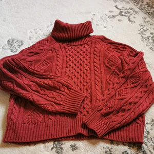 Nakd stickad tröja med turtleneck - Plagget är i bra begagnat skick har ej anvönd tröjan mpnga gånger 