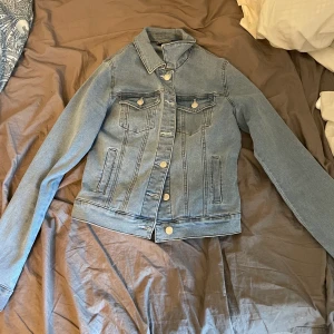 Jeans jacka från vero Moda  - Endast använd några gånger. XS 