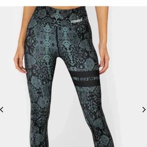 Stronger tighst - Tighst från stronger! Storlek xs, säljer för att dom tyvärr är för små:( köparen står för fraktkostnaden, använda en gång! 🌸🌸