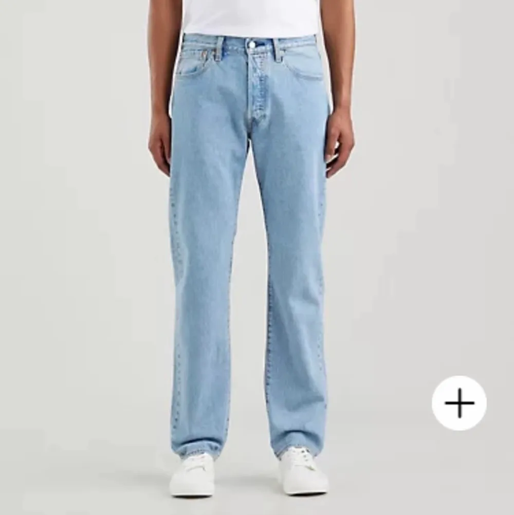 Ett par Levis’s jeans, köpta for cirka en månad sen men var tyvärr lite för stora för mig..💜dem är i toppskick och är knappt använda.. Jeans & Byxor.