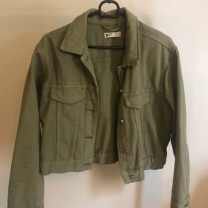 Grön jeansjacka - Croppad jacka från Gina tricot, storlek s. Mycket fint skick! 