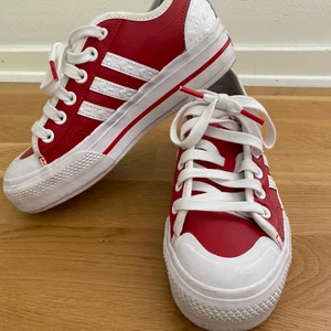 Adidas sneakers Nizza - Röda Adidas Nizza. Använda cirka 5-6 gånger. Gott skick.