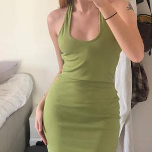 Säljer denna underbara gröna klänning då den inte kommer till användning💚🍀 