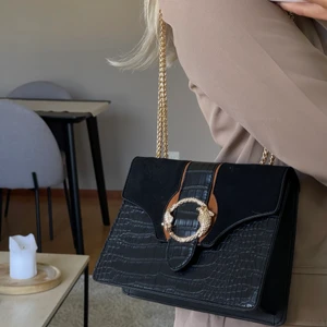 Axelremsväska med gulddetaljer - Väska med gulddetaljer i läder imitation, väldigt bra skick