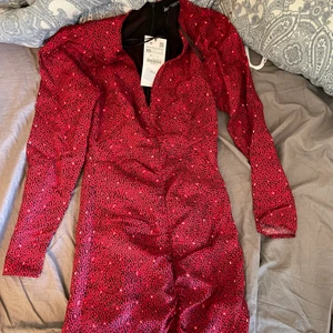 Jättefin klänning från Zara - Röd klänning från zara. Aldrig använd. Liten i storlek. 