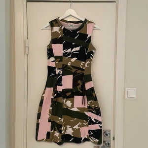 Kenzo klänning - Klänning inköpt för 4 år sedan för 3500 kr säljer nu för 1500 kr!  Priset går att diskuteras!