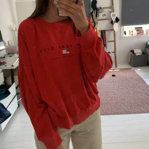 en röd sweatshirt med tryck från Gina tricot