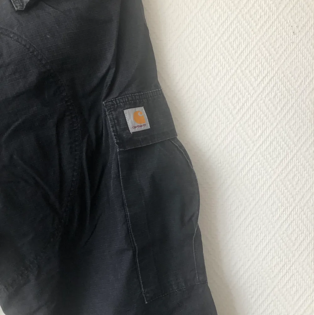 Snygga cargos från Carhartt. Något slitna, mjuka i materialet Loose fit. Storlek 34x32. Jeans & Byxor.