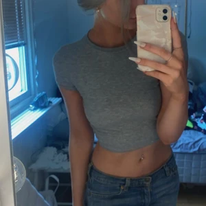 Grå t-shirt  - Jätteskön grå croppad t-shirt! Perfekt till mysiga sommarkvällar!💖 Nästan aldrig använt!