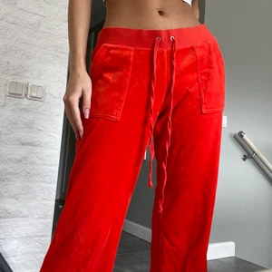 Juicy couture mjukisbyxor - Skitsnygga juicy couture mjukis i storlek medium. Har ett par likadana fast i en annan färg så dessa kommer aldrig till användning. Hoppas dom kan hitta en annan ägare💝 buda med MINST 10kr mellanrum✨