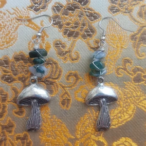 Svamp örhängen med kristall - KONTAKTA INNAN KÖP NU. Fina handgjorda örhängen köpta här på plick av @tyra🔮🌌. Kristallerna är äkta mossagat, nickelfria krockar. I fint skick, använd några gånger. Frakt=12 kr?