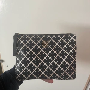 Clutch By Marlene Birger - fint skick, hel dragkedja. Frakt- 45kr