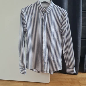 Acne skjorta, stl 46 / S - Bra skick, lite för lång för mig därför säljer jag, passar nog perfek till någon som är ca 170 cm lång...