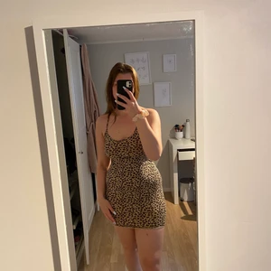 Klänning  - Super fin klänning från new yorker. Storlek s. Köpare står för frakten som ligger på 51kr.