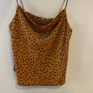 Leo linne från Ginatricot - Säljer detta oanvända linne från Ginatricot. Storlek 38