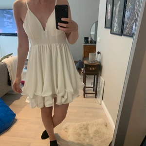 Oanvänd klänning strl XS - Oanvänd vit klänning från DM retro. Nypris 699kr. Fin med volanger nedtill