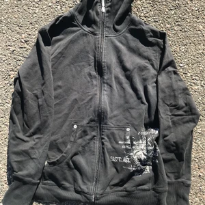 Kappahl  - S, lite kort skulle säga att den närmar sig XS. Annars bra skick! Fråga gärna om fler bilder!