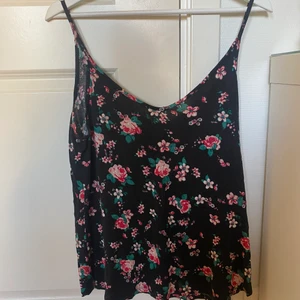 Blommigt sommarlinne  - Blommigt sommarlinne  Storlek: S  Obs köparen står för frakten 