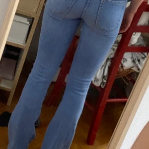 Blåa butcut jeans från Gina tricot💙 - Jättebra skick! I storlek small!