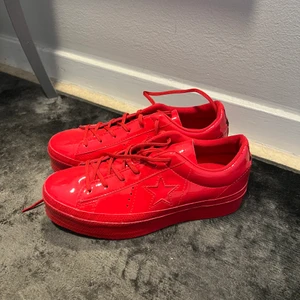 Röda lack-Converse - Röda lack-converse i storlek 5 (EUR 37,3/ 24cm). Aldrig använda utan endast testade. Nypris 950:-