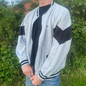 Adidas kofta  - Adidas kofta. Mycket bra skick. Storlek XL, pris 299. 