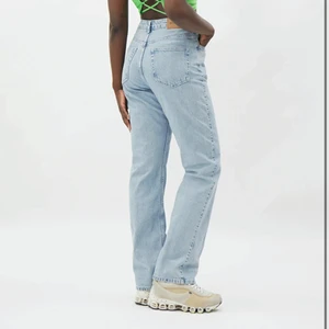Ljusblå weekday jeans - Ljusblå weekday jeans i modellen rowe extra high straight. Knappt använda och därför som nya. Säljs då de inte kommer till större användning. Storlek 27/32 och säljs för 250kr+ frakt men kan gå med på prissänkning vid snabb affär❤️