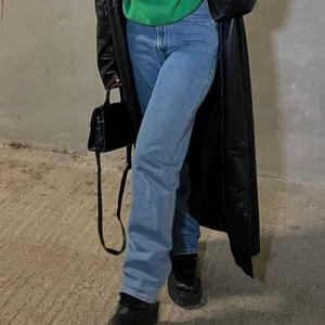 Blåa weekday jeans - Blåa weekday jeans i färgen sky blue och modellen rowe extra high straight. Knappt använda och säljer för att de inte kommer till användning. Inga synliga defekter och är som nya. Storlek 27/32 och byxorna säljs för 250kr+ frakt❤️