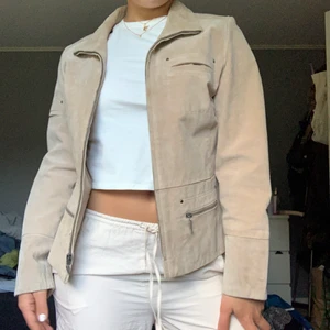 Mockajacka - Säljer denna jättefina beiga mockajacka då den tyvärr inte kommer till användning