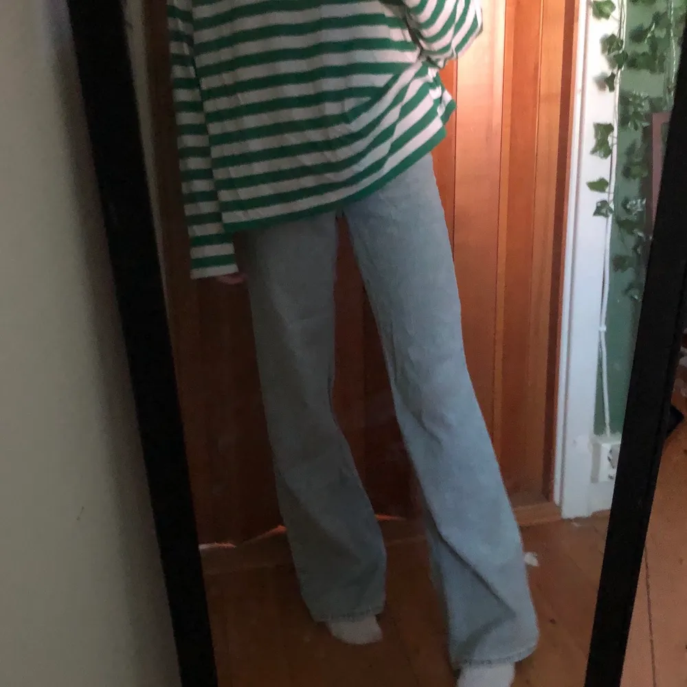 vida snygga jeans från Monki. jag brukar ha 25/26 i jeans och dessa passar mig perfekt, men är lite för långa för mig som är 164 cm!. Jeans & Byxor.