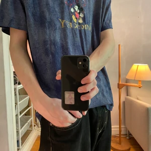 Loose T-shirt - Mickey mouse tischa! helt ärligt förvirrad över tvätten men det beror på vad man har för kläder runt om det blir en hit or miss, skulle säga att det absolut passar bäst med andra mörka kläder🤜🤛