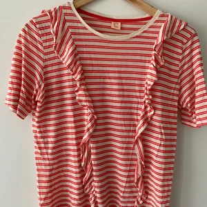 Volang T-shirt från custom made strl L - Randig volang T-shirt från Custom made, väldigt bra kvalitet!! Fint skick då den är lite använd. 