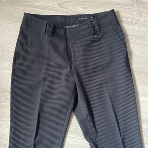 Lågmidjade kostymbyxor - Jättefina lågmidjade kostymbyxor från Lindex, köpta för flera år sen. Storlek 36 men små i storlek så passar bättre på en 34/XS. Tyvärr för små och för korta på mig som är 175 cm  ❗️SISTA BILD LÅNAD❗️