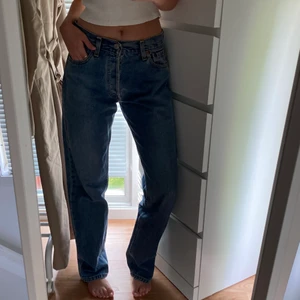 Vintage Levis jeans  - Lågmidjade vintage Levis jeans, jag har normalt 34 på jeans 