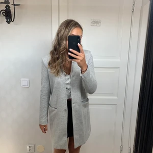 Grå tunn kappa -  Fint skick, nästan aldrig använd. 