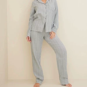 Pyjamas  - Superfint pyjamas-set från Nelly. Aldrig använd. Säljer pga att jag råkade beställa 2 st samt hann ej retunera denna i tid. Helt slutsåld på hemsidan. Strl S men sitter lika som en M.  💙