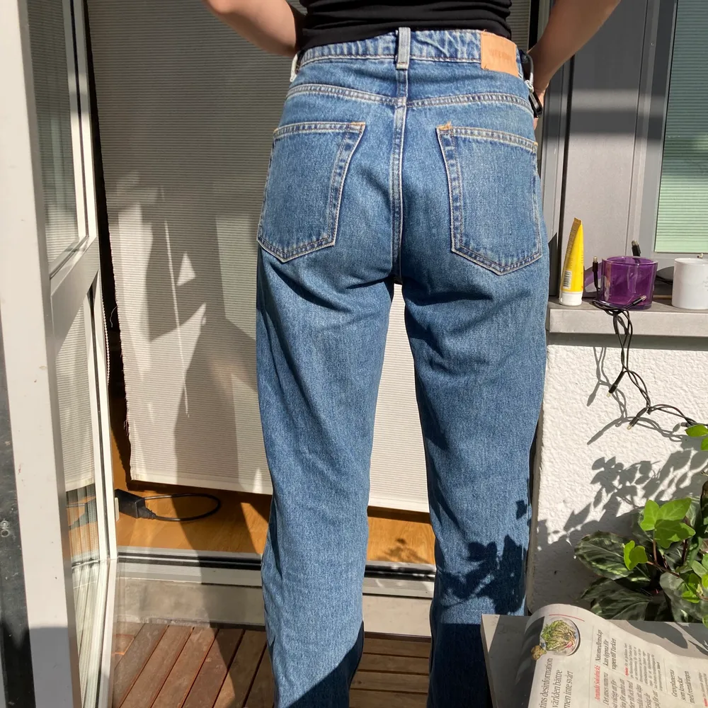 Säljer mina knappt använda Weekday jeans storlek 27/30 pga för stora tyvärr! Men de är straight model voyage! . Jeans & Byxor.