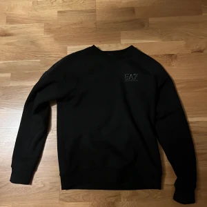 Emporio Armani tröja - Armani tröja aldrig använd i storlek S